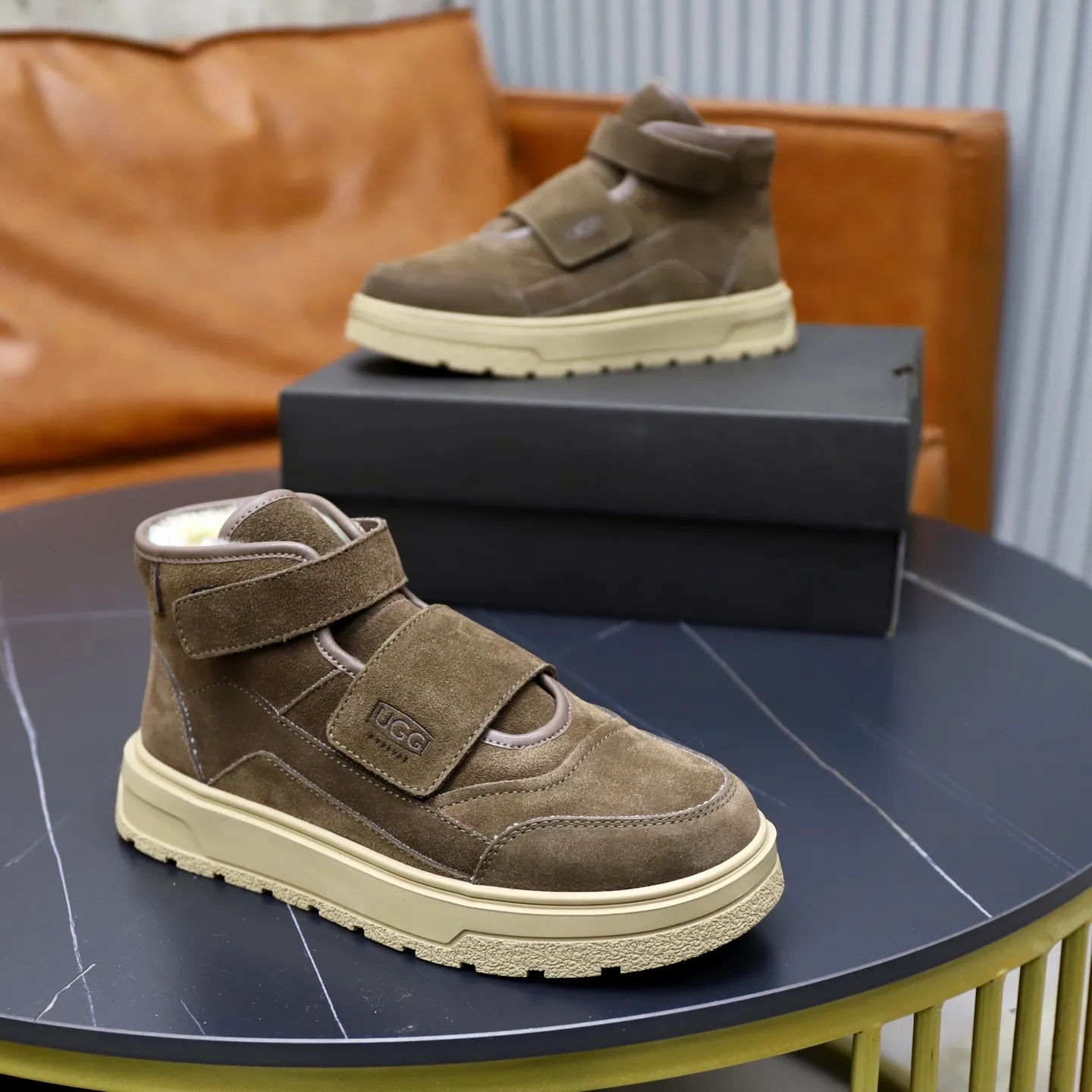 Ex-factory price: 600💰Thick wool imported from Australia Brand: UGG genuine purchase Size: 39-44 Grade: Official website 1:1 Material: First layer of genuine leather waterproof and antifreeze upper Real wool lining Original non-slip soft wear-resistant outsole Style category: Men's casual shoes Trendy style Comfortable on the feet Color: Official website color synchronization